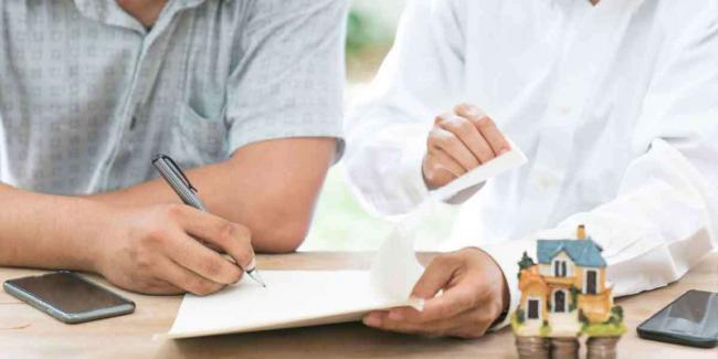 How-to-Find-a-Will-Lawyer-in-Long-Island Will lawyer and client
